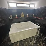 Konukevi L'eclissi
